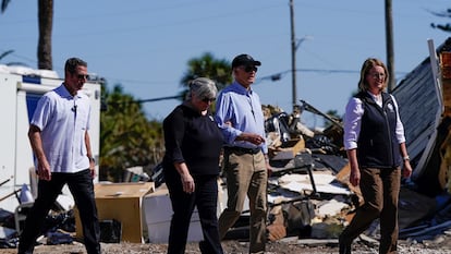 El presidente de Estados Unidos, Joe Biden, visita zonas afectadas por los huracanes junto a la directora local de emergencias, Cathie Perkins, y la administradora de la agencia federal de manejo de emergencias, Deanne Criswell.