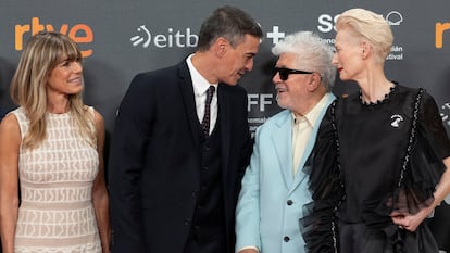 El presidente del Gobierno, Pedro Sánchez, y su mujer, Begoña Gómez, posan junto al director Pedro Almodóvar y la actriz Tilda Swinton, en el Festival de Cine de San Sebastián el pasado septiembre.