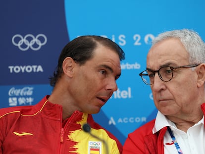 Alejandro Blanco habla con Rafa Nadal antes del inicio de los Juegos, en París.