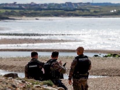 Patrulla de la gendarmería francesa en la playa de Ambleteuse tras el naufragio en el que han muerto ocho migrantes, el 15 de septiembre.