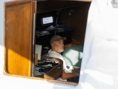 El músico francés Yann Tiersen en el barco en el que se desplaza por el Mediterráneo.