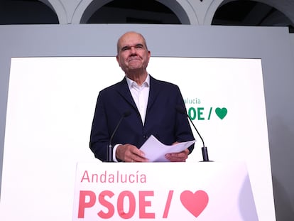 Manuel Chaves, durante su rueda de prensa este jueves en la sede del PSOE en Sevilla.