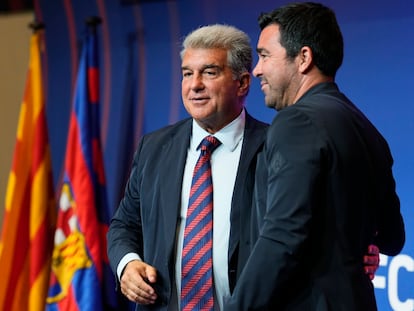 El presidente del FC Barcelona, Joan Laporta (i) y el director deportivo del FC Barcelona, Anderson Luis de Souza, 'Deco' (d), en la rueda de prensa de Laporta el pasado martes.