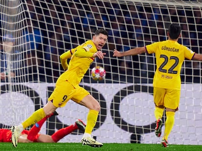 NAPLES, ITALY - FEBRUARY 21: Robert Lewandowski (C) of FC Barcelona celebrates after scoring his team's first goal during the UEFA Champions League 2023/24 round of 16 first leg match between SSC Napoli and FC Barcelona at Stadio Diego Armando Maradona on February 21, 2024 in Naples, Italy. (Photo by Pedro Salado/Getty Images)