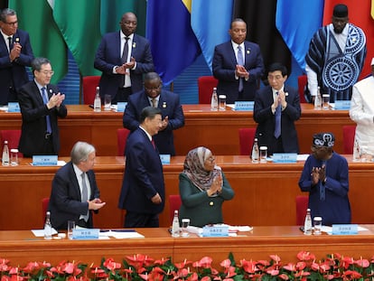 El presidente chino, Xi Jinping, regresa a su asiento entre aplausos de líderes africanos tras pronunciar este jueves su discurso en la ceremonia inaugural de la cumbre del Foro para la Cooperación entre China y África, celebrada en el Gran Salón del Pueblo de Pekín.