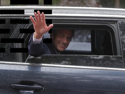 El presidente francés, Emmanuel Macron, saluda desde su coche, en junio.