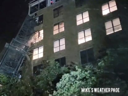 A crane collapses on a building, during heavy rainfall and strong winds caused by Hurricane Milton, in St. Petersburg, Florida, U.S., October 9, 2024, in this screengrab taken from a social media video. Mike's Weather Page/via REUTERS  THIS IMAGE HAS BEEN SUPPLIED BY A THIRD PARTY. MANDATORY CREDIT. NO RESALES. NO ARCHIVES. DO NOT OBSCURE LOGO.