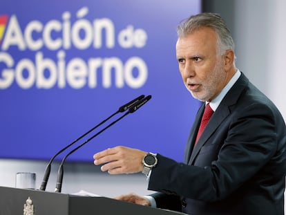 El ministro de Política Territorial y Memoria Democrática, Ángel Víctor Torres, en una rueda de prensa el jueves 10 de octubre en el Palacio de la Moncloa.