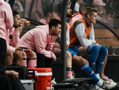 El argentino Leo Messi mira el terreno de juego en Hong Kong desde el banquillo del Inter de Miami, el pasado domingo.