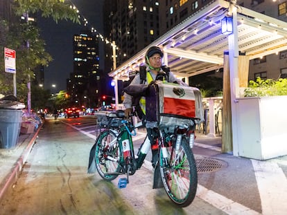 Un migrante mexicano trabaja como repartidor en Nueva York, el pasado 21 de junio.