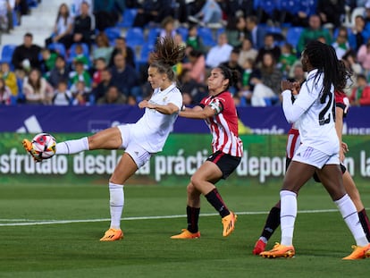 Sandie Toletti, del Real Madrid, marca el segundo gol del Real Madrid ante el Athletic este miércoles.