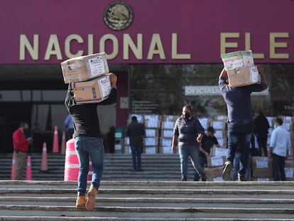 Integrantes de la asociación Que siga la democracia entregan cajas con firmas al Instituto Nacional Electoral.