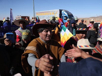 El expresidente Evo Morales saluda a simpatizantes, durante una marcha con rumbo a la ciudad de La Paz este viernes, en Patacamaya (Bolivia).