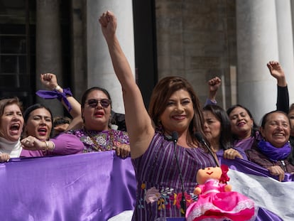 Clara Brugada se reúne con mujeres para conmemorar 70 años del voto femenino en la explanada del Palacio de Bellas Artes.