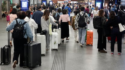 Viajeros, el domingo en la estación de Atocha en Madrid.