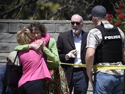 Dos mujeres se abrazan en el exterior de la sinagoga Chabad, en Poway, California, el pasado 28 de abril.