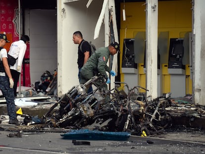 Investigadores de la policía colombiana recogen evidencias luego de una explosión de un motobomba este miércoles en Jamundí (Colombia).