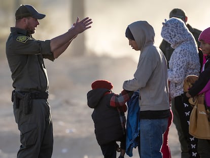 Un agente de la Patrulla Fronteriza da instrucciones a un grupo de migrantes, en Lukeville, el pasado 7 de diciembre.