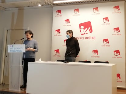 Isabel Salud, coordinadora general de Ezker Anitza-IU, y Jon Hernández, parlamentario de Elkarrekin Podemos IU, en la sede de de Ezker Anitza-IU.