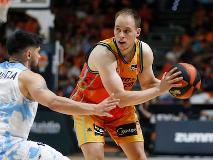 El base del Valencia Basket Klemen Prepelic intenta superar a Sergi Quintela, del Breogán, este miércoles en La Fonteta.