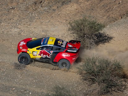 El vehículo del francés Sébastien Loeb y su copiloto Fabian Lurquin, durante el Dakar 2024.