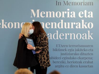 Un momento del acto de entrega de los cuadernos de memoria a víctimas de ETA cuyos asesinatos están aún sin resolver.