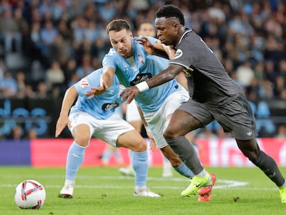 El delantero del Real Madrid Vinicius Junior pelea un balón con Javier Manquillo, del Celta, durante el partido de la décima jornada de LaLiga EA Sports que Celta de Vigo y Real Madrid disputaron este sábado en el estadio de Balaídos.