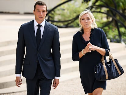 Jordan Bardella, presidente del partido ultra francés Reagrupamiento Nacional, con Marine Le Pen a su salida de una reunión con Macron el 26 de agosto.