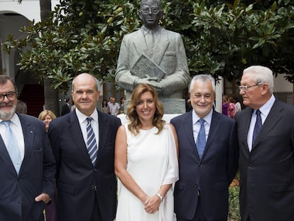 Los expresidentes andalues, José Rodríguez de la Borbolla, Manuel Chaves, Susana Díaz, José Antonio Griñán y Rafael Escuredo, en el acto de toma de posesión de Díaz en 2015.