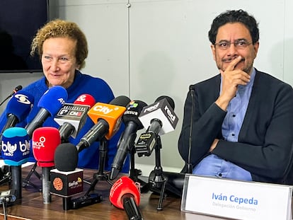 Vera Grabe e Iván Cepeda, negociadores del Gobierno en la mesa de diálogos de paz con el ELN, en Bogotá, en 2024.