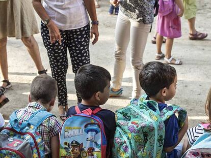 Nens a l'entrada d'una escola de Barcelona.