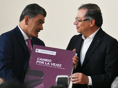 El presidente colombiano Gustavo Petro con el Secretario General del Senado de la República, Gregorio Eljach en Bogotá, Colombia.