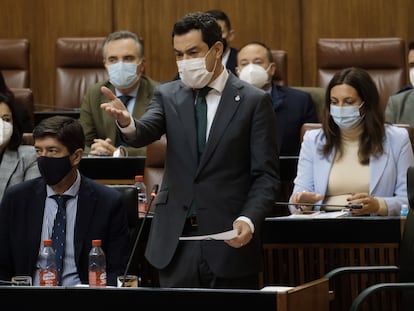 El presidente de la Junta, Juan Manuel Moreno (de pie), junto al vicepresidente, Juan Marín, este miércoles en la sesión de control al Gobierno Andaluz.