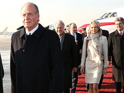 El entonces Rey de España, Juan Carlos I, durante una visita privada a Alemania en febrero de 2006. Su examante, Corina Larsen, unos metros más atrás.