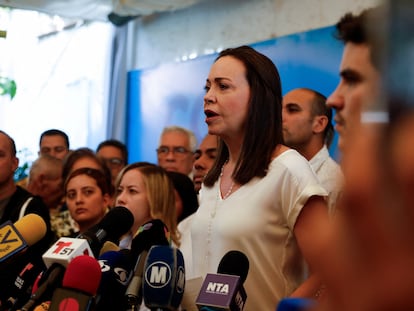 María Corina Machado, con miembros de su equipo en una rueda de prensa este martes en Caracas.