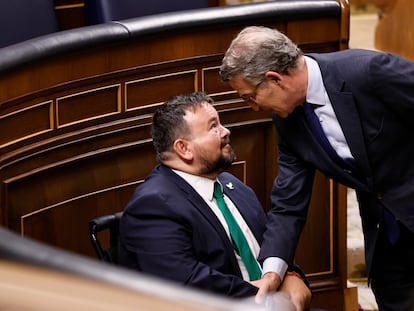 El líder del PP, Alberto Núñez Feijóo, saluda a Juan Ramón Amores, senador socialista y alcalde de La Roda (Albacete), enfermo de ELA.