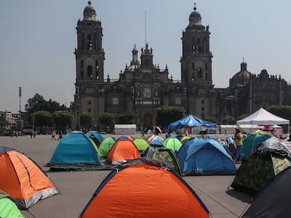 Miembros de la CNTE instalan un plantón en la plancha del Zócalo Capitalino en protesta por la falta de solución a sus demandas, el 15 de mayo.