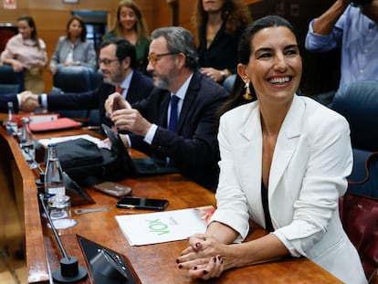 La hasta ahora presidenta de Vox en Madrid, Rocío Monasterio, este jueves en la Asamblea de Madrid. El primero por la izquierda, sus sustituto, José Antonio Fúster.