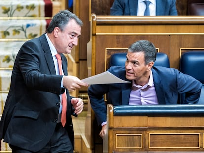 Aitor Esteban y Pedro Sánchez, en el Congreso en septiembre pasado.