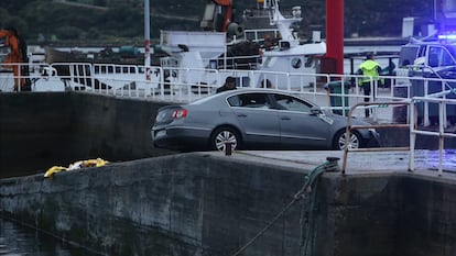 Tareas de retirada del vehículo el pasado sábado en el puerto de Domaio, en Moaña (Pontevedra).