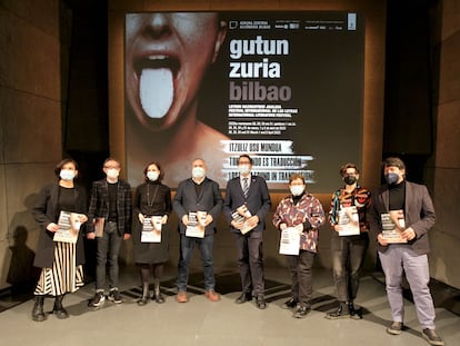 Rakel Esparza, Fernando Pérez, Gonzalo Olabarria y Alasne Martín (en el centro), junto a varios ponentes del Festival, en Azkuna Zentroa.