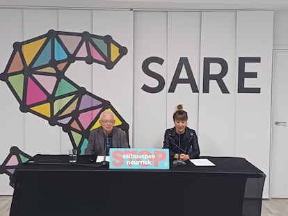 Los portavoces de Sare, Joseba Azkarraga y Bego Atxa, en la comparecencia de este jueves en Vitoria.