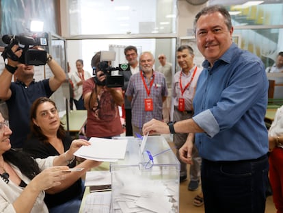 El secretario general del PSOE de Andalucía, Juan Espadas, deposita su voto para las elecciones europeas, el pasado 9 de junio en Sevilla.