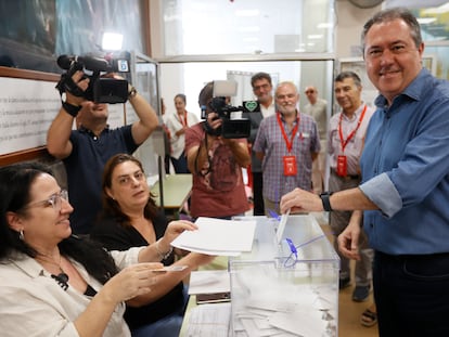 El secretario general del PSOE de Andalucía, Juan Espadas, ejerce su derecho al voto en Sevilla este domingo.