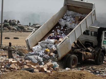 Un camión descarga las vacunas caducadas de AstraZeneca en el vertedero de Abuja (Nigeria).