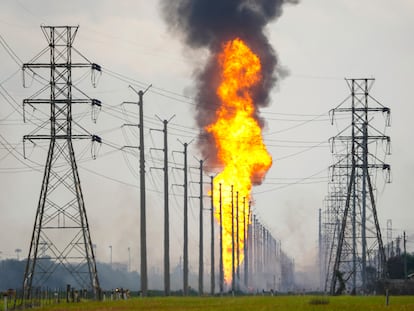 Un gasoducto con una gigantesca columna de fuego arde el lunes 16 de septiembre de 2024, en La Porte, Texas.