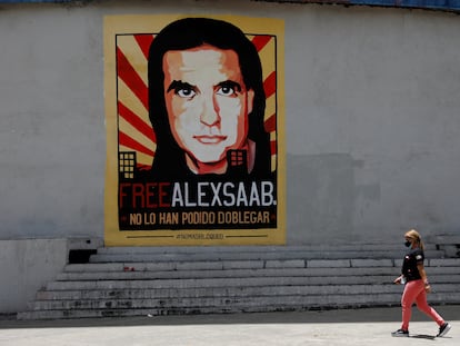 Una mujer camina por delante de un cartel de Alex Saab, en Caracas en septiembre de 2021.