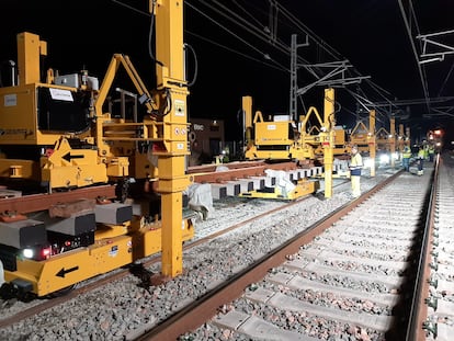 Maquinaria y trabajadores en uno de los tramos del Corredor Mediterráneo.