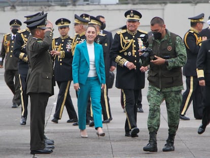 Claudia Sheinbaum y Luis Cresencio Sandoval, titular de la Sedena, durante una ceremonia en Ciudad de México, en una imagen de archivo.