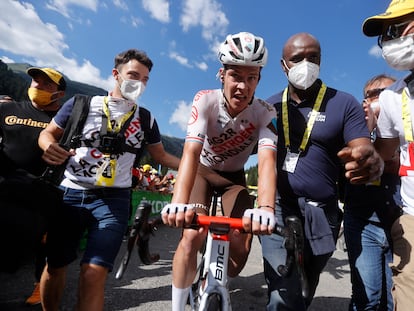 Bob Jungels es recibido por los miembros del AG2R tras su victoria en la novena etapa del Tour de Francia.